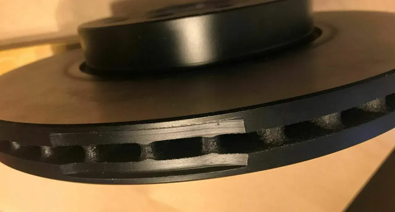 Nahaufnahme einer belüfteten TRW Bremsscheibe. Gute Erfahrung mit TRW Bremsbelägen und Scheiben.