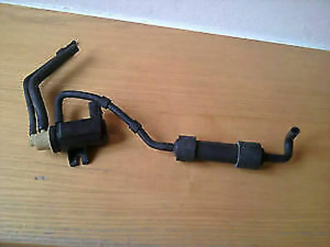 Vakuumschalter für VW P0299, ein Teil der Kraftstoffanlage, mit Schläuchen und einem schwarzen Gehäuse.