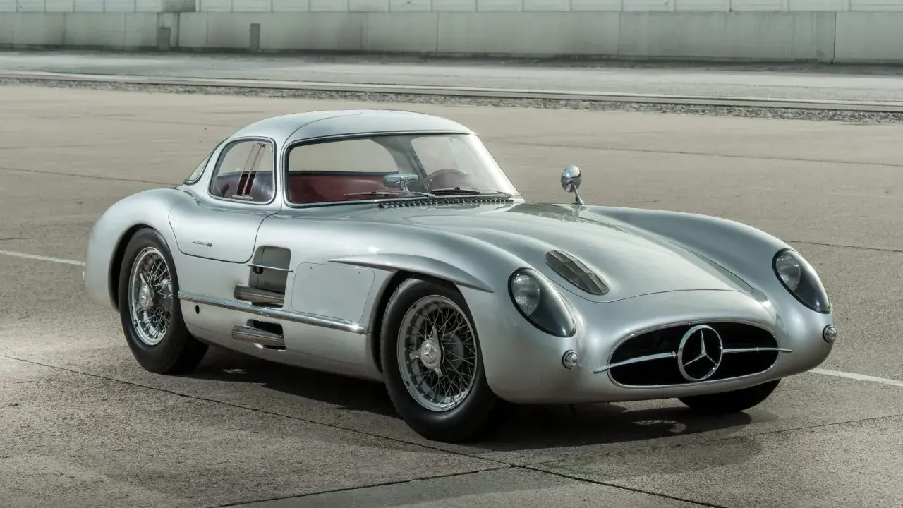Silberner Mercedes-Benz 300 SLR Uhlenhaut Coupé, der teuerste Oldtimer der Welt, mit roten Ledersitzen und Speichenrädern.