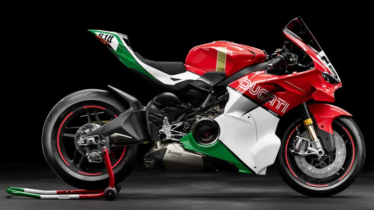 Rote Ducati Superleggera V4 mit italienischer Flaggenlackierung auf schwarzem Hintergrund.