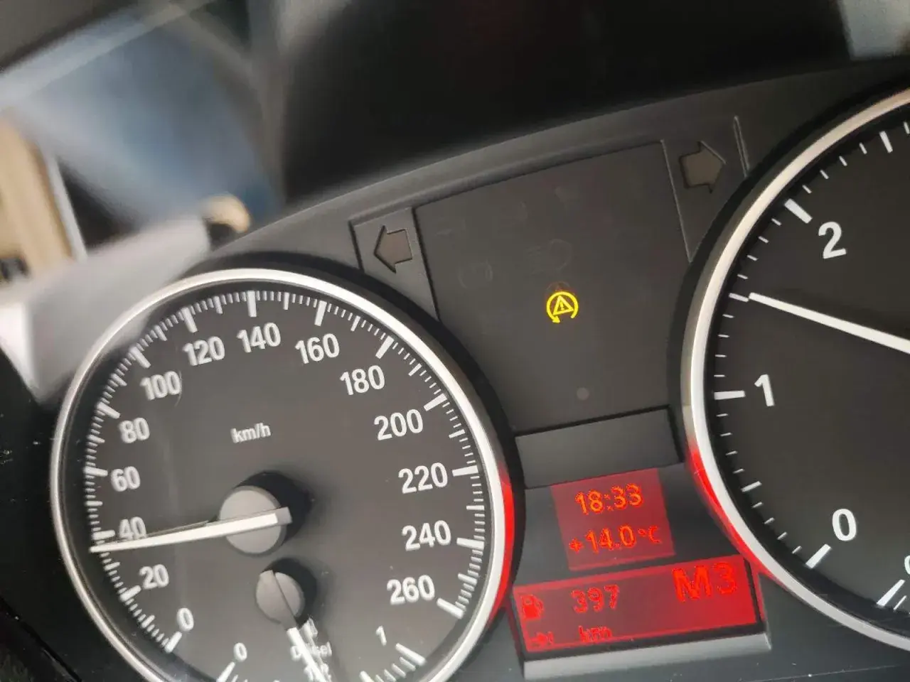 Warnleuchte DTC BMW leuchtet auf. Tacho zeigt 40 km/h. Aktuelle Zeit 18:33, Temperatur 14°C.