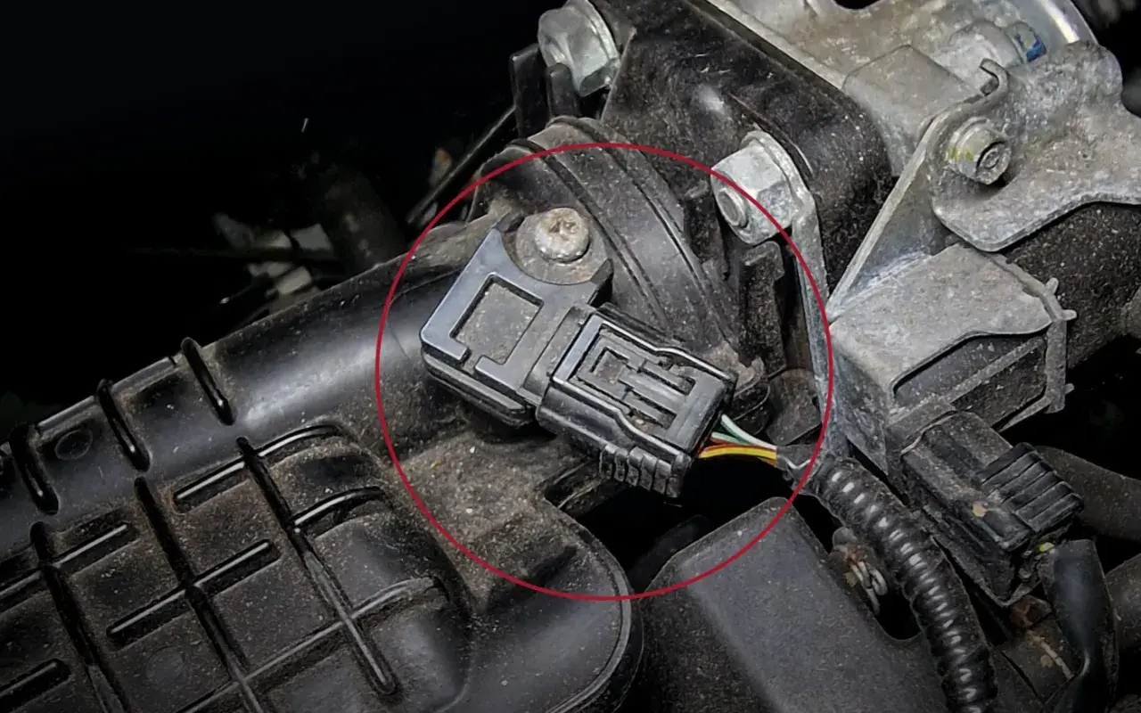 Luftmassenmesser (LMM) p0106 vw, Teil eines Motors, mit Kabeln und Anschlüssen.