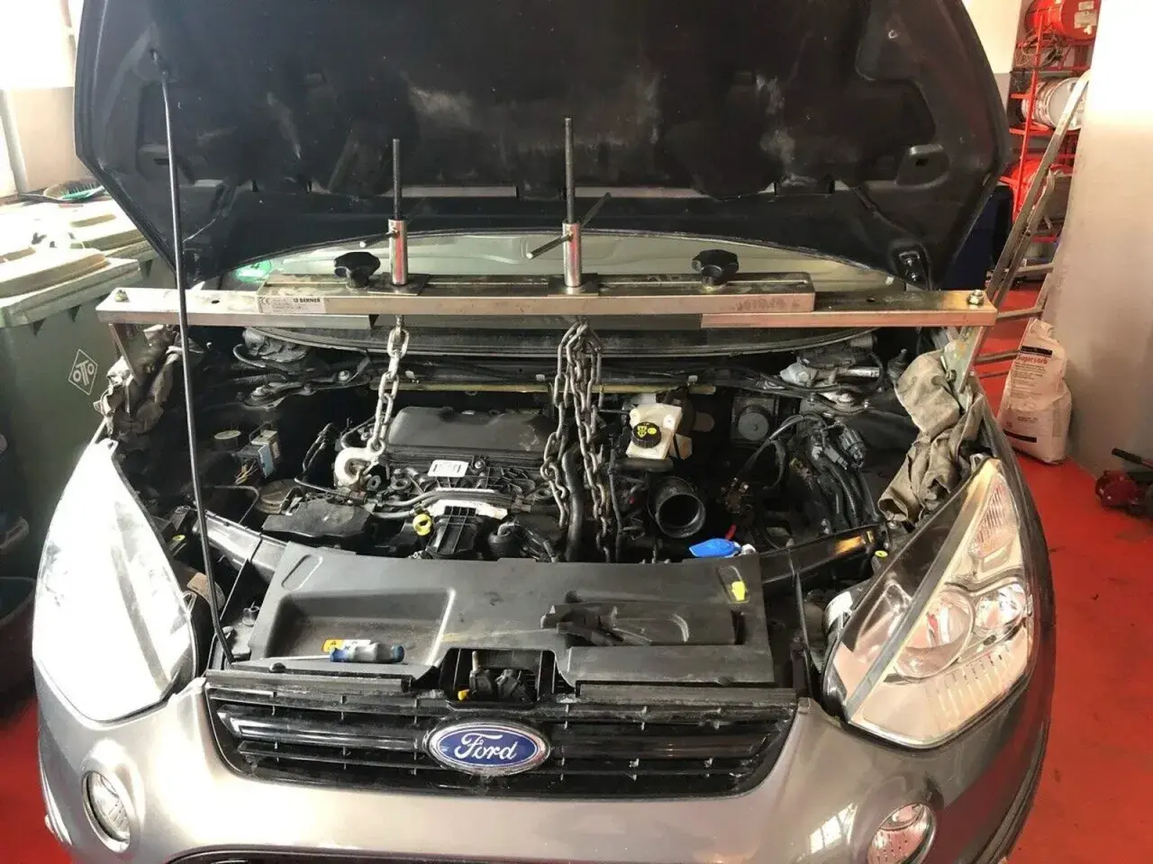 Motorraum eines Ford p0766, Motor wird mit Ketten und Stützen gehalten.
