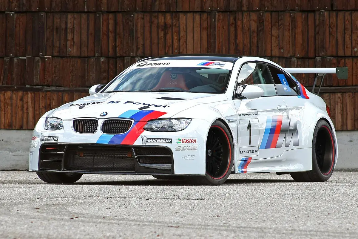 Weißer BMW M3 GT2 Rennwagen mit roten Akzenten und der Startnummer 1.