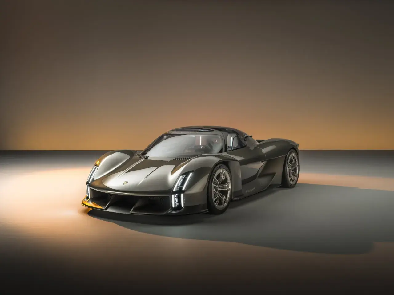 Grauer Supersportwagen mit futuristischem Design, beleuchtet von warmem Licht.