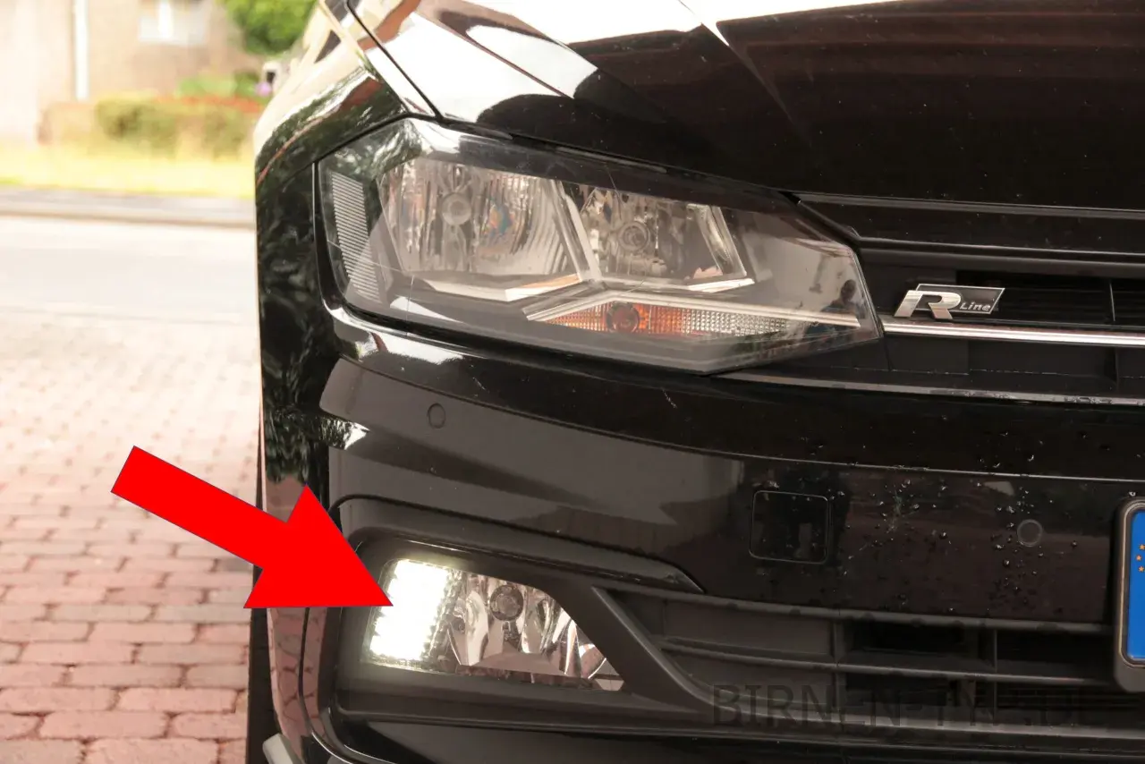 Roter Pfeil zeigt auf das Tagfahrlicht des VW Polo 6R. Hier wird die Birne gewechselt.