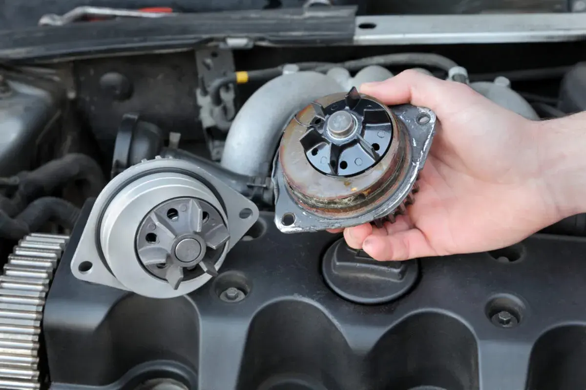 Schritt-für-Schritt-Anleitung zum Skoda Octavia Wasserpumpe wechseln: Alte Pumpe wird herausgenommen, neue wartet daneben.