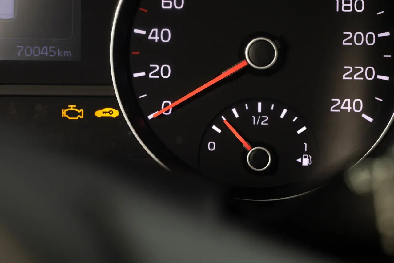 Das gelbe Symbol für den **check engine** leuchtet auf dem Armaturenbrett neben dem Schlüssel-Symbol. Der Kilometerstand beträgt 70045 km.