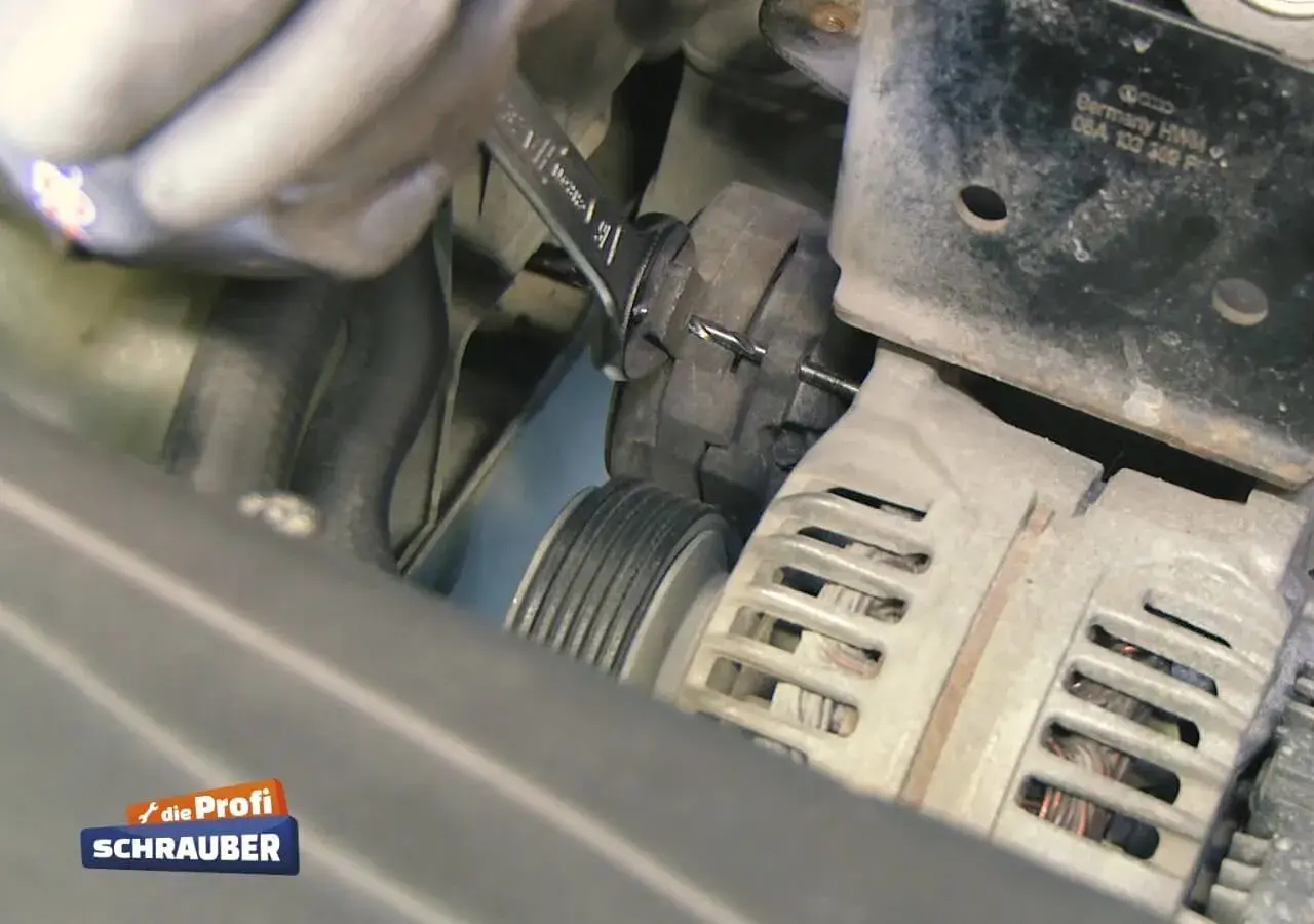 VW Crafter Keilriemen wechseln: Werkzeug spannt Spannrolle. Anleitung für den Riemenwechsel.