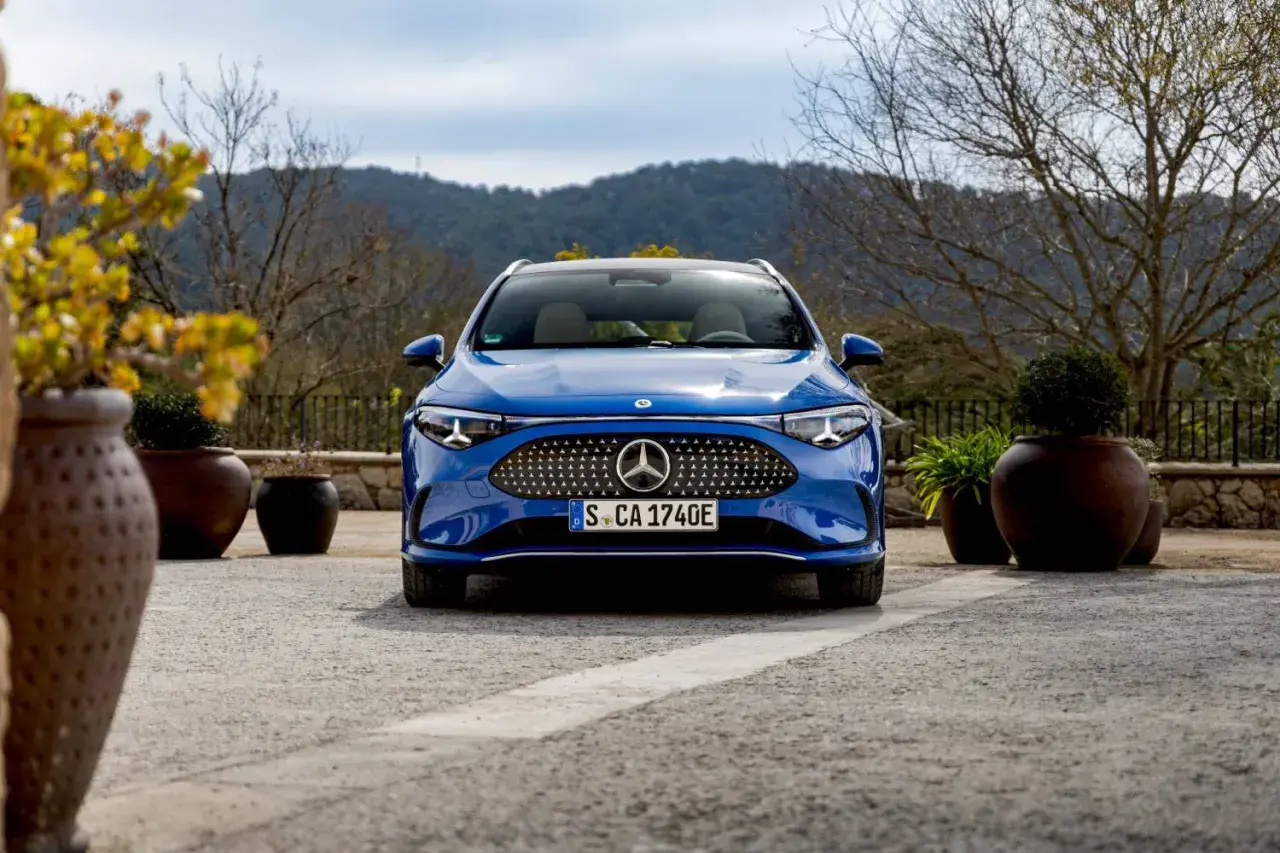 Blauer Mercedes-Benz EQE vor einer Bergkulisse. Informieren Sie sich über die **Service B Mercedes Kosten** für Ihr Elektrofahrzeug.