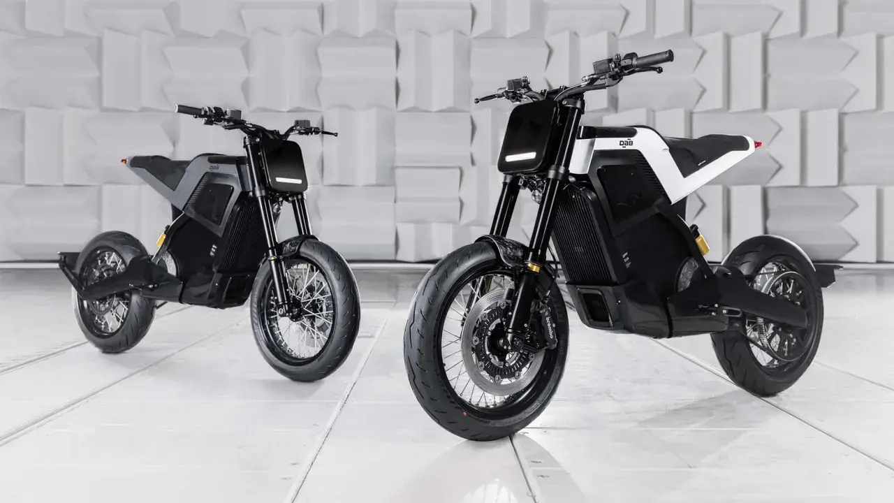 Zwei futuristische Motorräder von DAB Motors stehen nebeneinander.