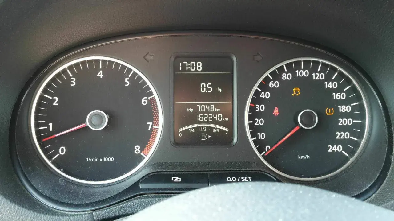 ESP leuchtet, das Auto ruckelt. Tacho zeigt 162240 km. 17:08 Uhr.