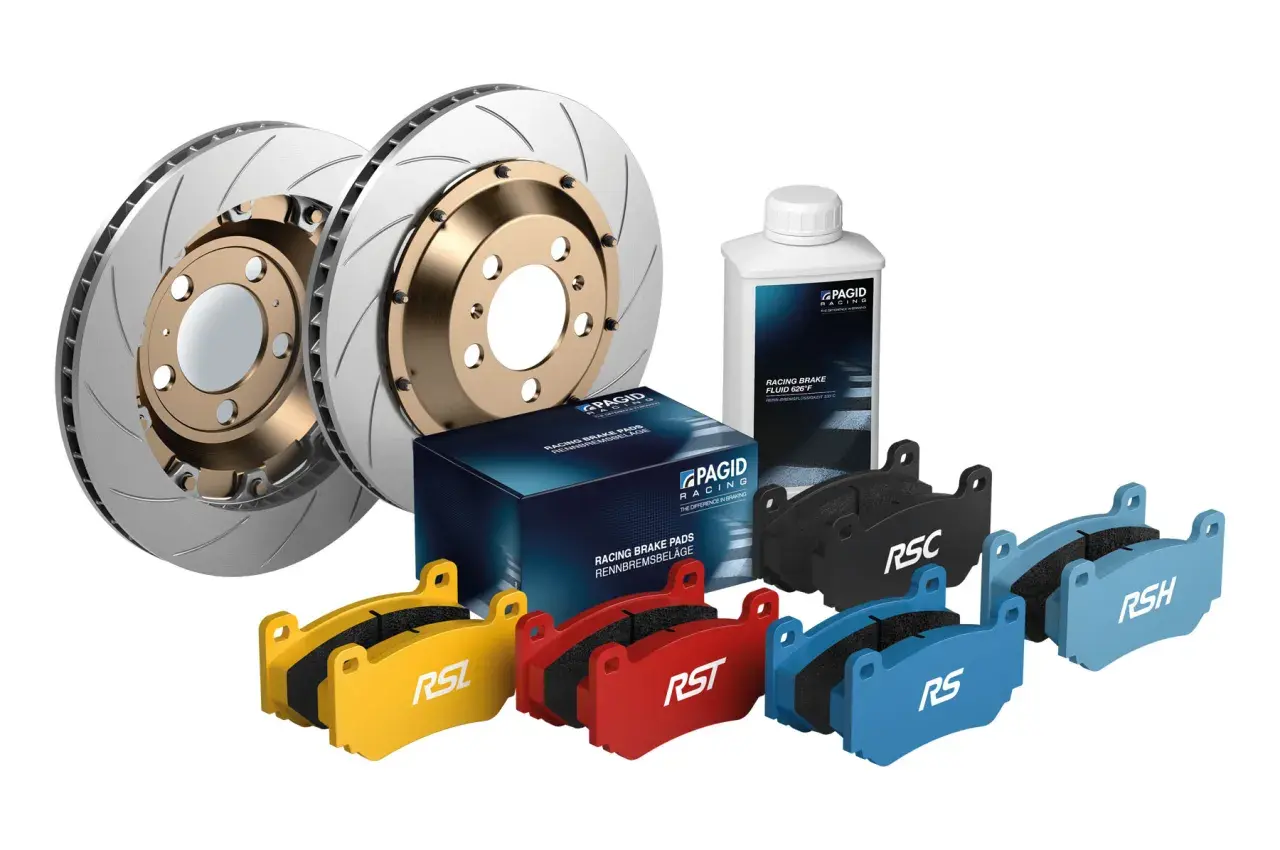 Hochleistungs-Bremsscheiben und -beläge in verschiedenen Farben, Bremsflüssigkeit und Box. Alles für neue Bremsen.