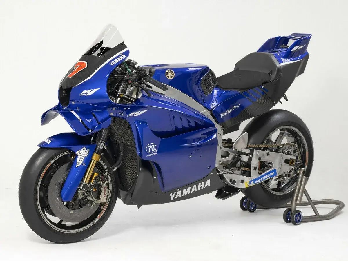 Blaues Yamaha MotoGP-Werksteam-Motorrad mit der Startnummer 7 und Michelin-Reifen.