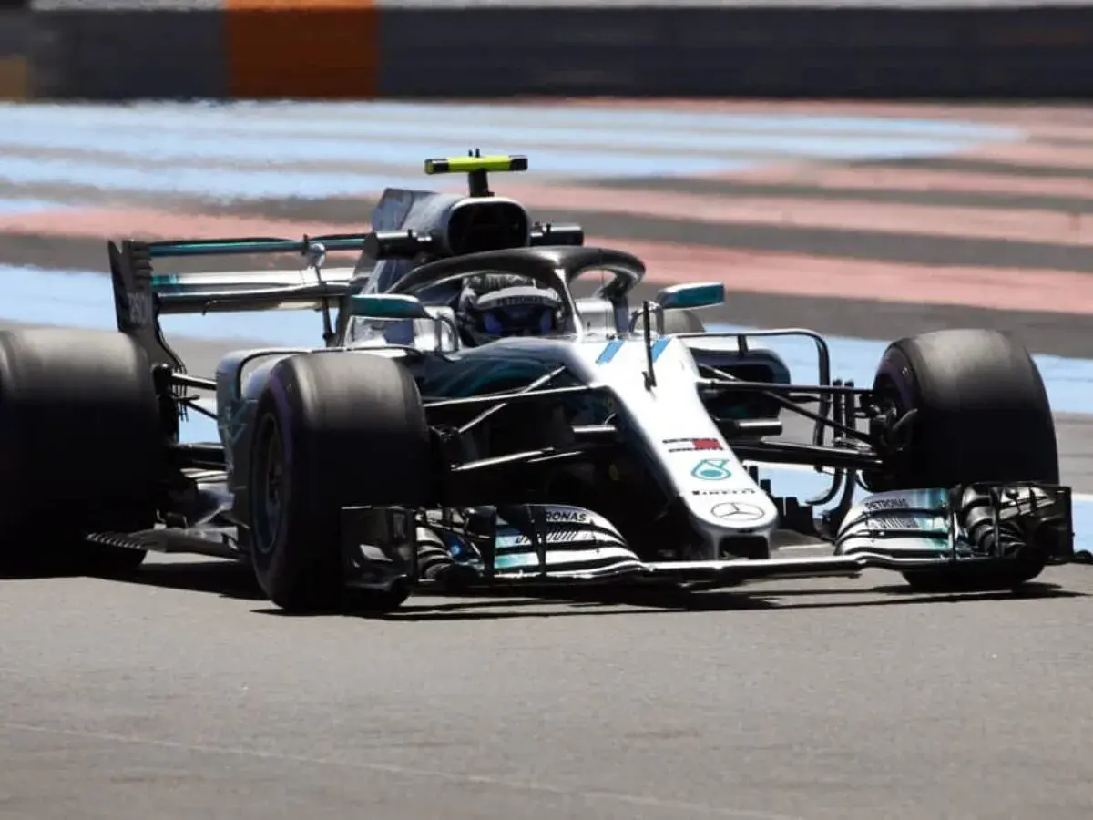 Ein Mercedes-AMG F1 W10 EQ Power+ mit Lewis Hamilton am Steuer, der die Gewicht-Formel-1-Fahrer-Optimierung demonstriert.