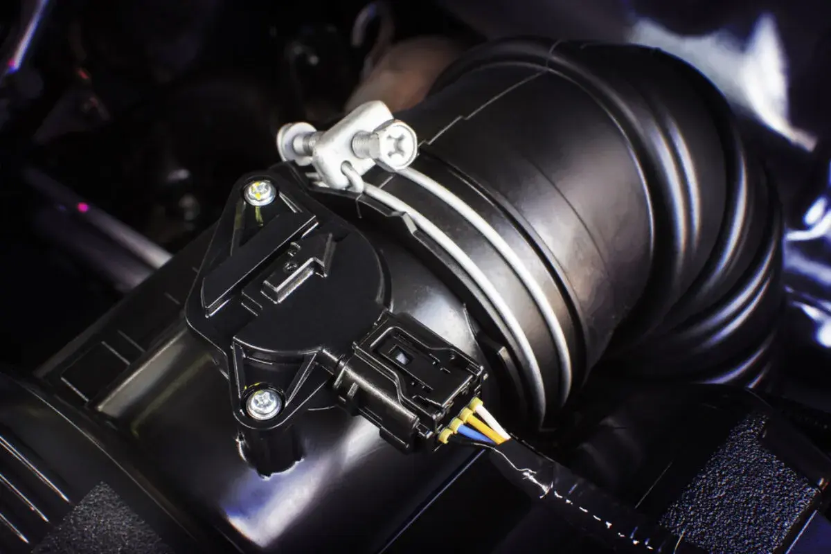 Luftmassenmesser (p0237 vw) mit Kabelstecker und Ansaugschlauch eines Autos.