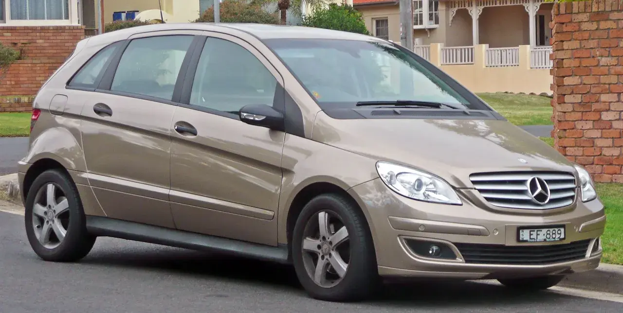 Goldfarbene Mercedes B-Klasse, bereit für den nächsten Wartungsplan.