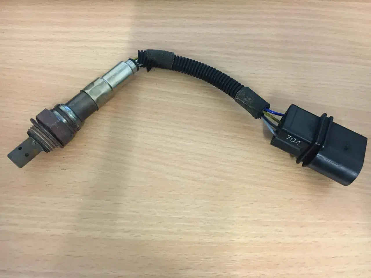 Ein defekter Lambdasensor, der den Fehlercode p0135 verursachen kann, mit Anschlussstecker.