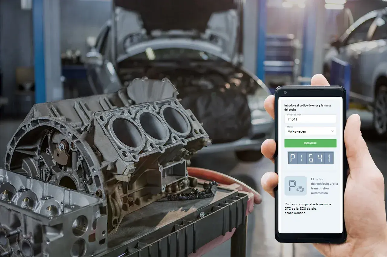 Ein Smartphone zeigt den Fehlercode P1641 für einen Volkswagen an, während im Hintergrund ein zerlegter Motor liegt.