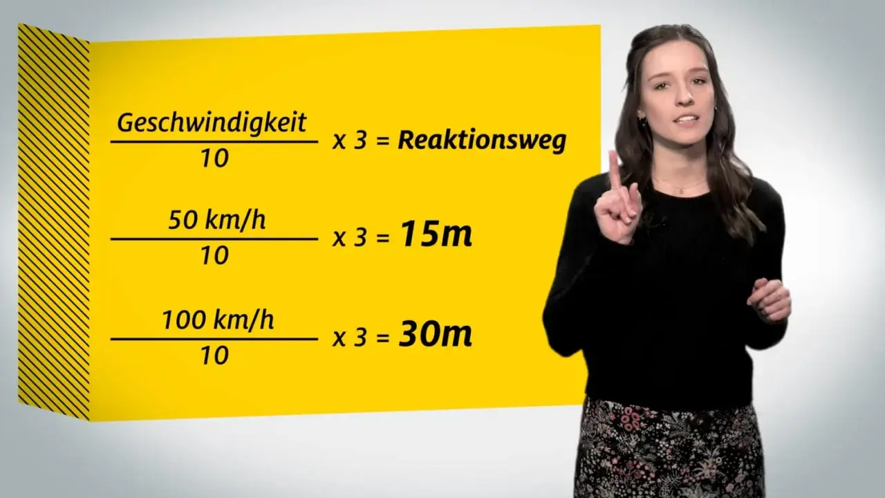 Frau erklärt Formeln zur Berechnung des Reaktionswegs bei verschiedenen Geschwindigkeiten.