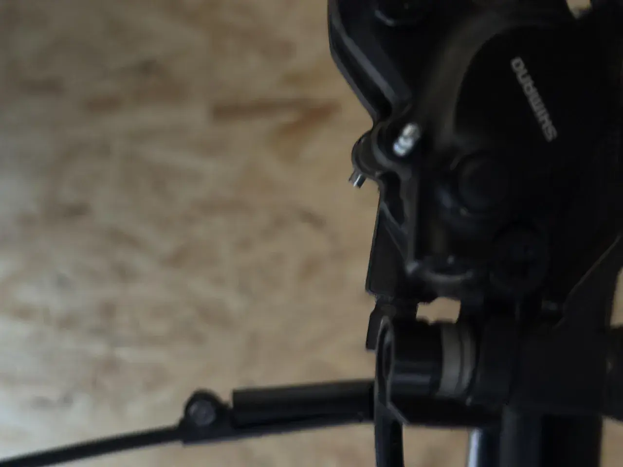 Nahaufnahme einer Fahrrad-Scheibenbremse. Die Transportsicherung wurde vergessen, was zu einem potenziellen Problem führt.