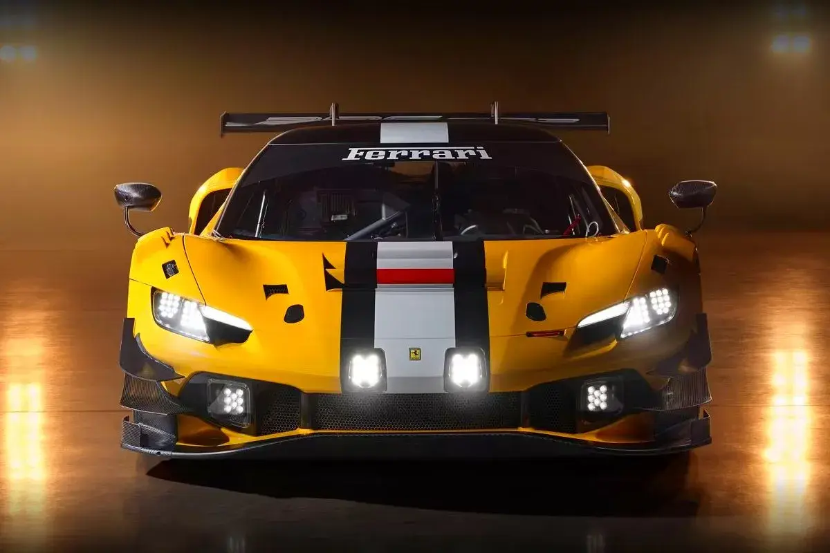 Gelber Ferrari 296 GT3 Rennwagen mit schwarzen und weißen Streifen, bereit für die Rennstrecke.