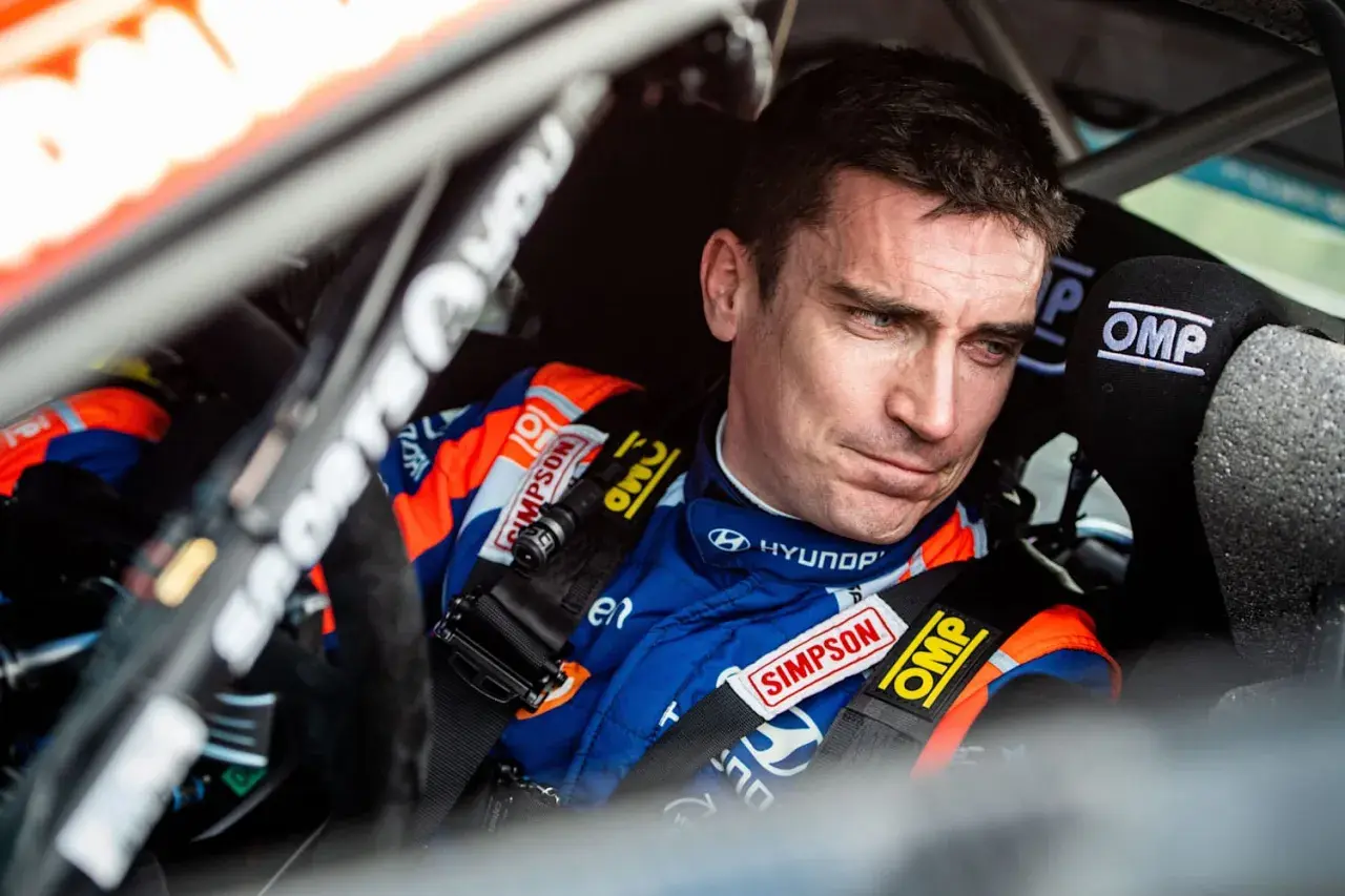 Craig Breen, Rallyefahrer, sitzt konzentriert im Cockpit seines Autos.
