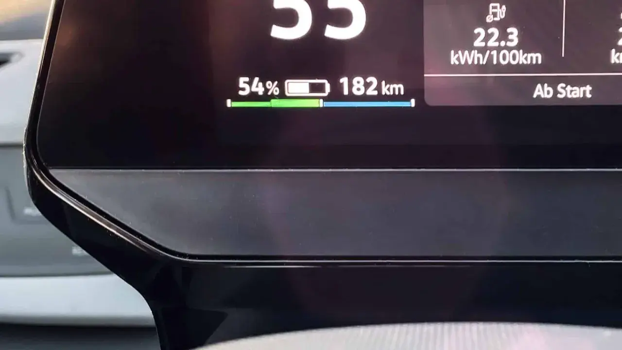 Autodisplay zeigt 54% Akku, 182 km Reichweite und 22,3 kWh/100km Verbrauch. Rekuperation im Auto ist aktiv.