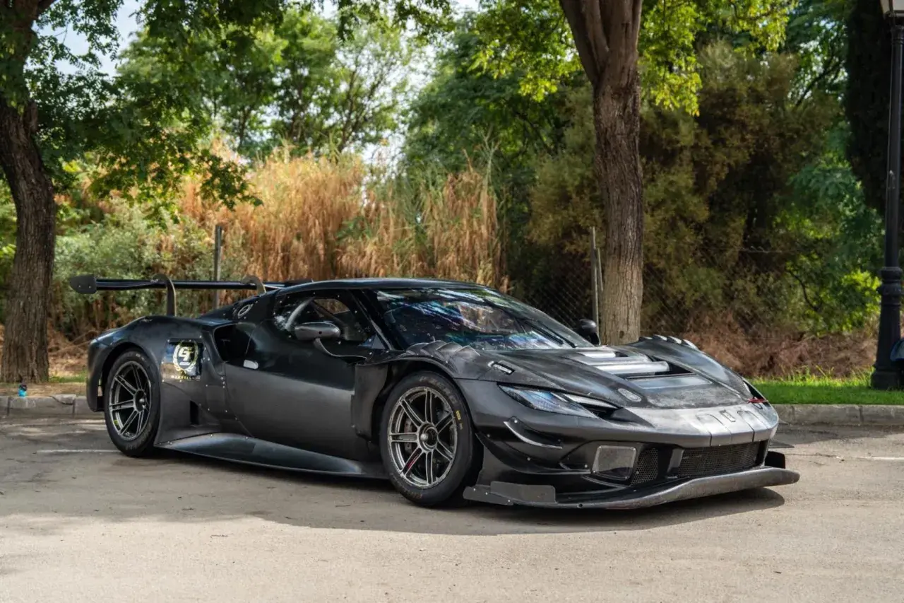 Ein schwarzer Ferrari 296 GT3 mit auffälligem Flügel und aggressiven Aerodynamik-Elementen. Der Ferrari 296 GT3 Preis ist hoch, aber die Leistung ist unschlagbar.