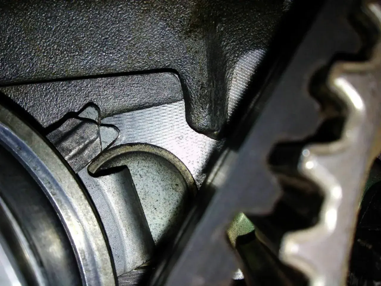 Nahaufnahme eines Zahnrads und eines Riemens in einem Motor.