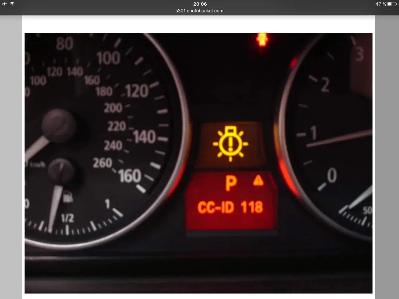 BMW Kontrollleuchten gelb: Das Symbol für die Außenbeleuchtung leuchtet gelb auf, daneben steht "CC-ID 118".
