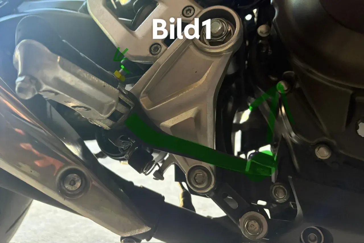 Motorrad-Fußraste mit Feder und Bolzen, die für eine schnellere Bremsreaktion sorgen.