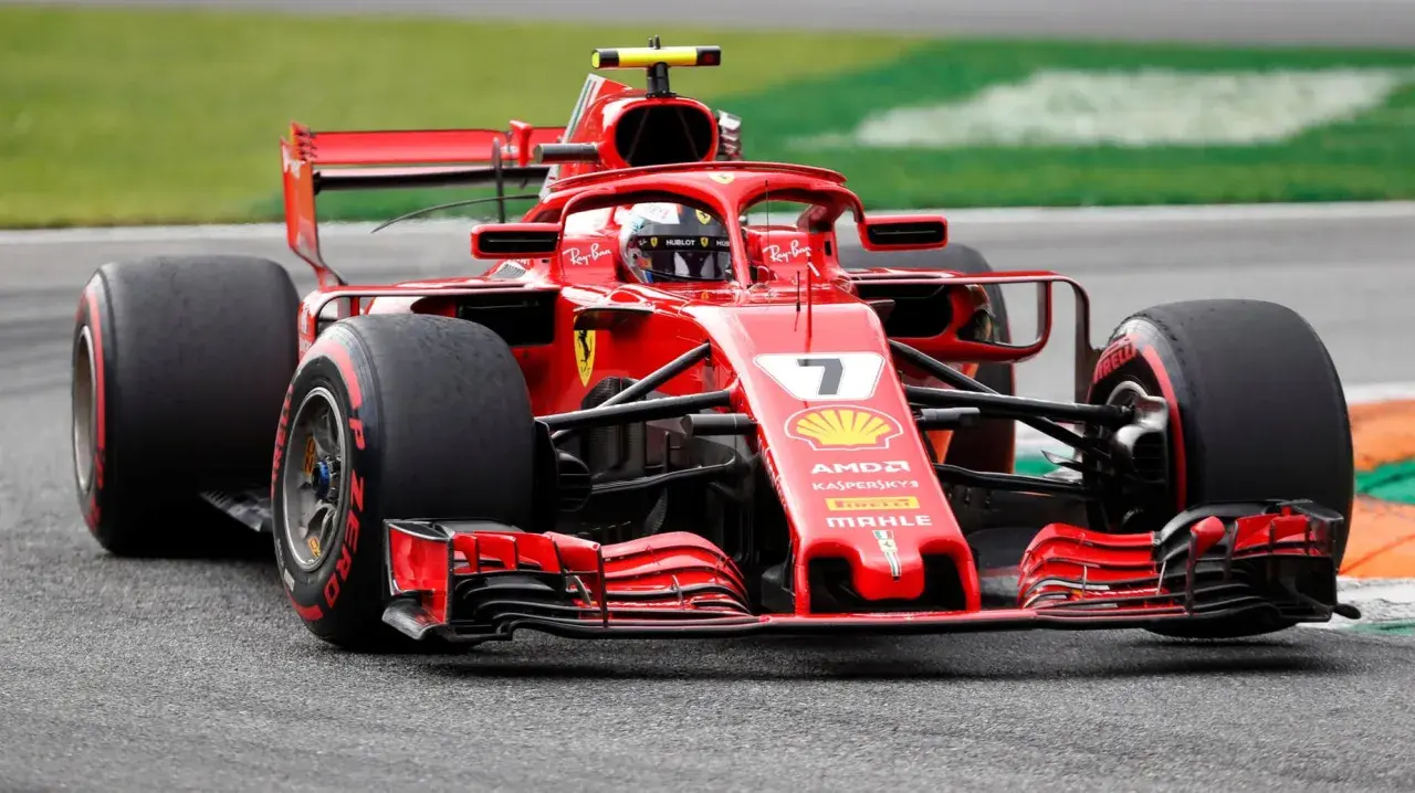 Roter Ferrari mit Startnummer 7 auf der Strecke in Monza während des F1 Qualifyings.
