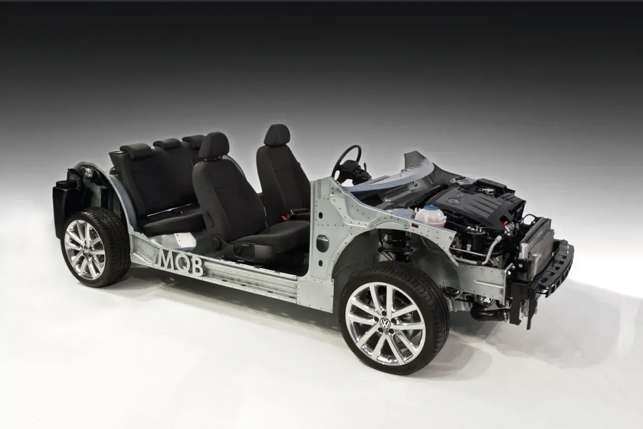 Ein nackter VW Golf mit Sitzen und Motor, der die modulare Plattform zeigt.