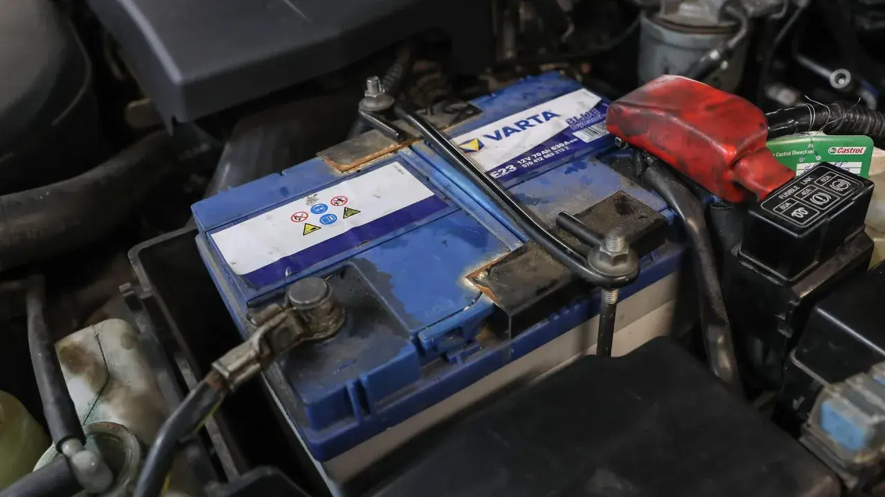Eine defekte Autobatterie kann sich durch viele Symptome bemerkbar machen. Hier ist eine Varta-Autobatterie im Motorraum zu sehen.
