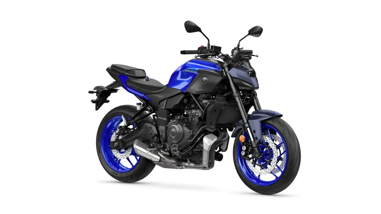 Blau-dunkelgraue Yamaha MT-07 mit sportlichem Design. Das geringe MT-07 Gewicht macht sie agil.