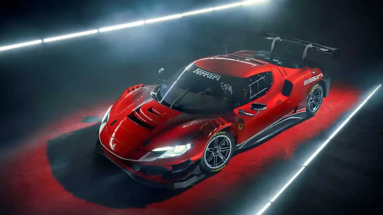 Roter Ferrari 488 GT3 Rennwagen mit großem Heckflügel, beleuchtet von Neonröhren auf rotem Untergrund.