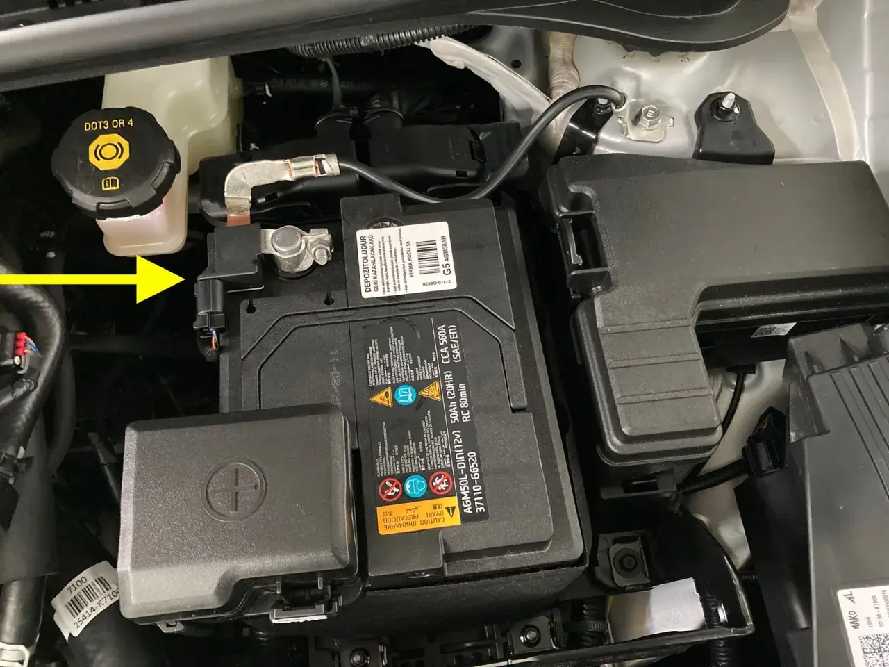 Hyundai i10 Batterie mit gelbem Pfeil, der auf den Anschluss zeigt.
