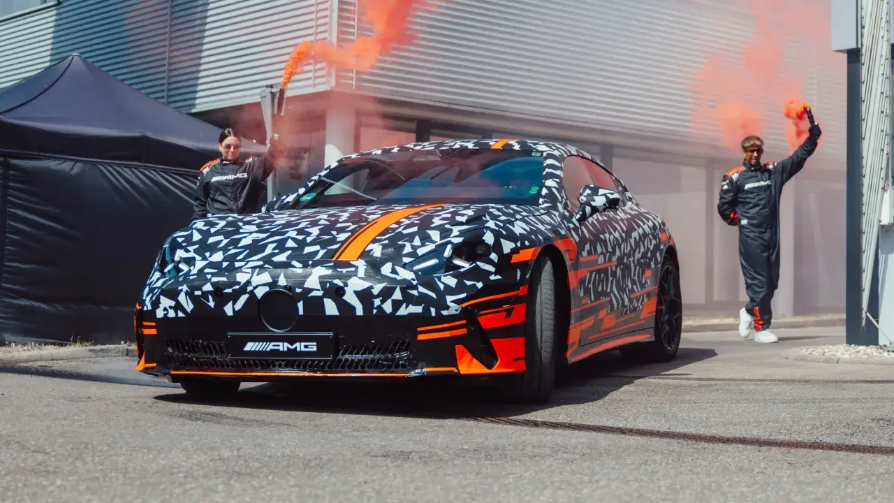Tarnkappen-AMG GT4 mit orangem Rauch und Rennfahrern.