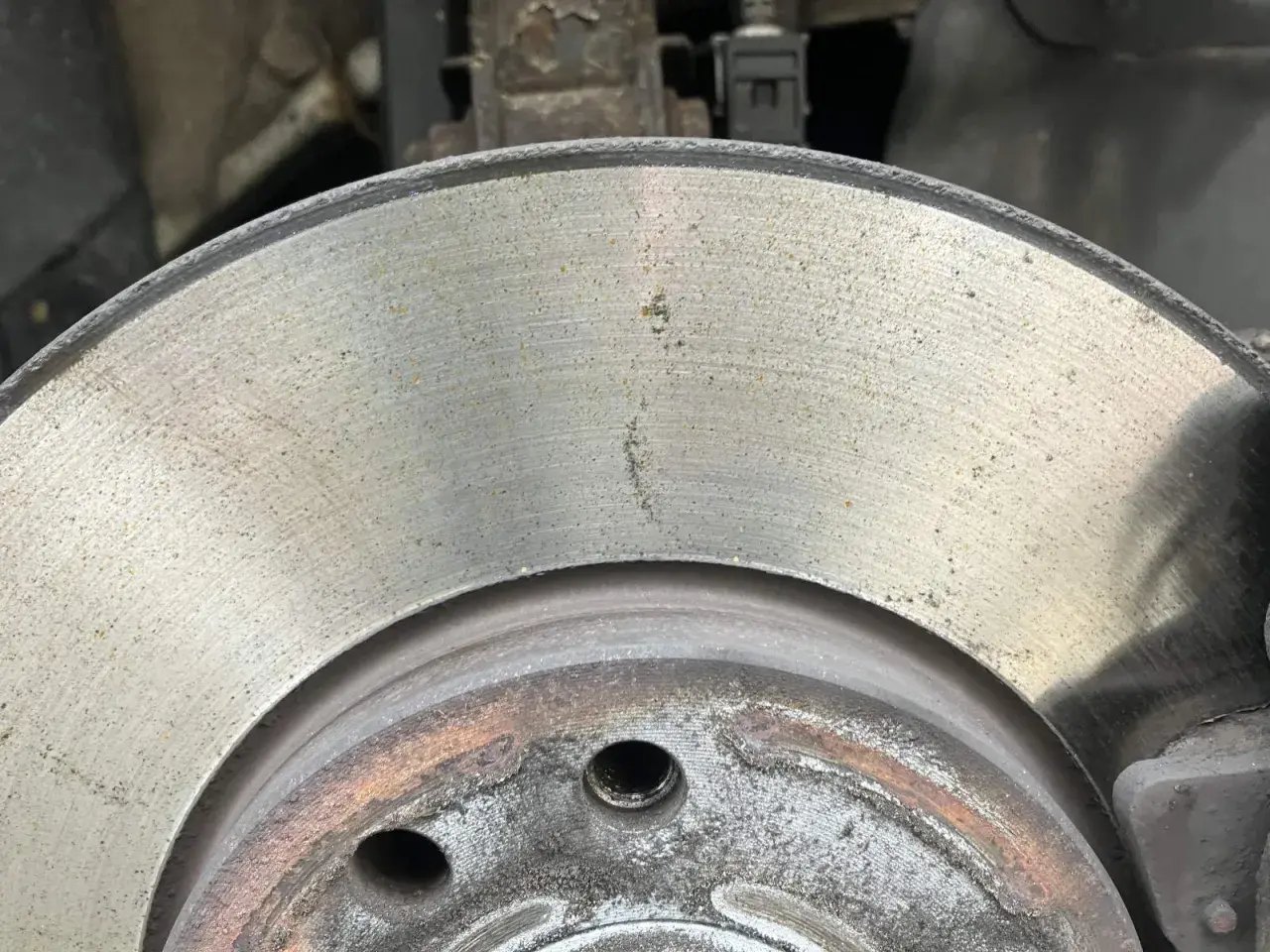 Leichte Spuren von rost auf bremsscheiben, die auf Feuchtigkeit oder längere Standzeit hindeuten.