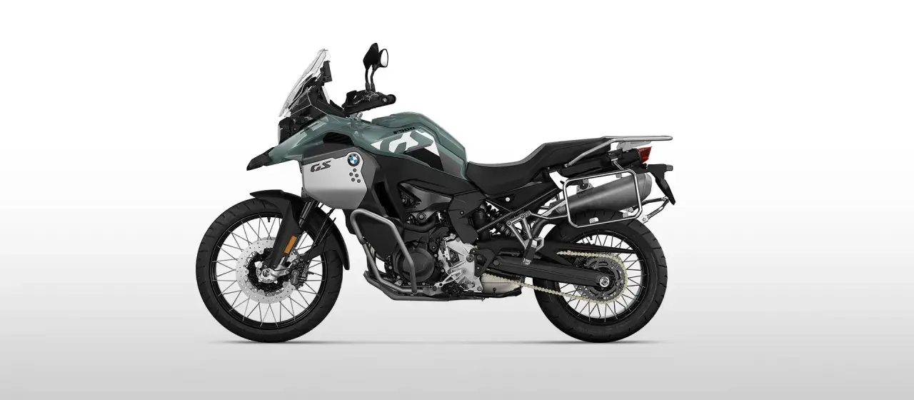 BMW GS 900 Adventure-Motorrad in Grau mit Gepäcksystem, bereit für jedes Abenteuer.