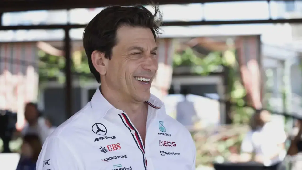 Toto Wolff, lächelnd in seinem Mercedes-Team-Shirt. Sein Gehalt ist ein Thema, das viele Fans interessiert.
