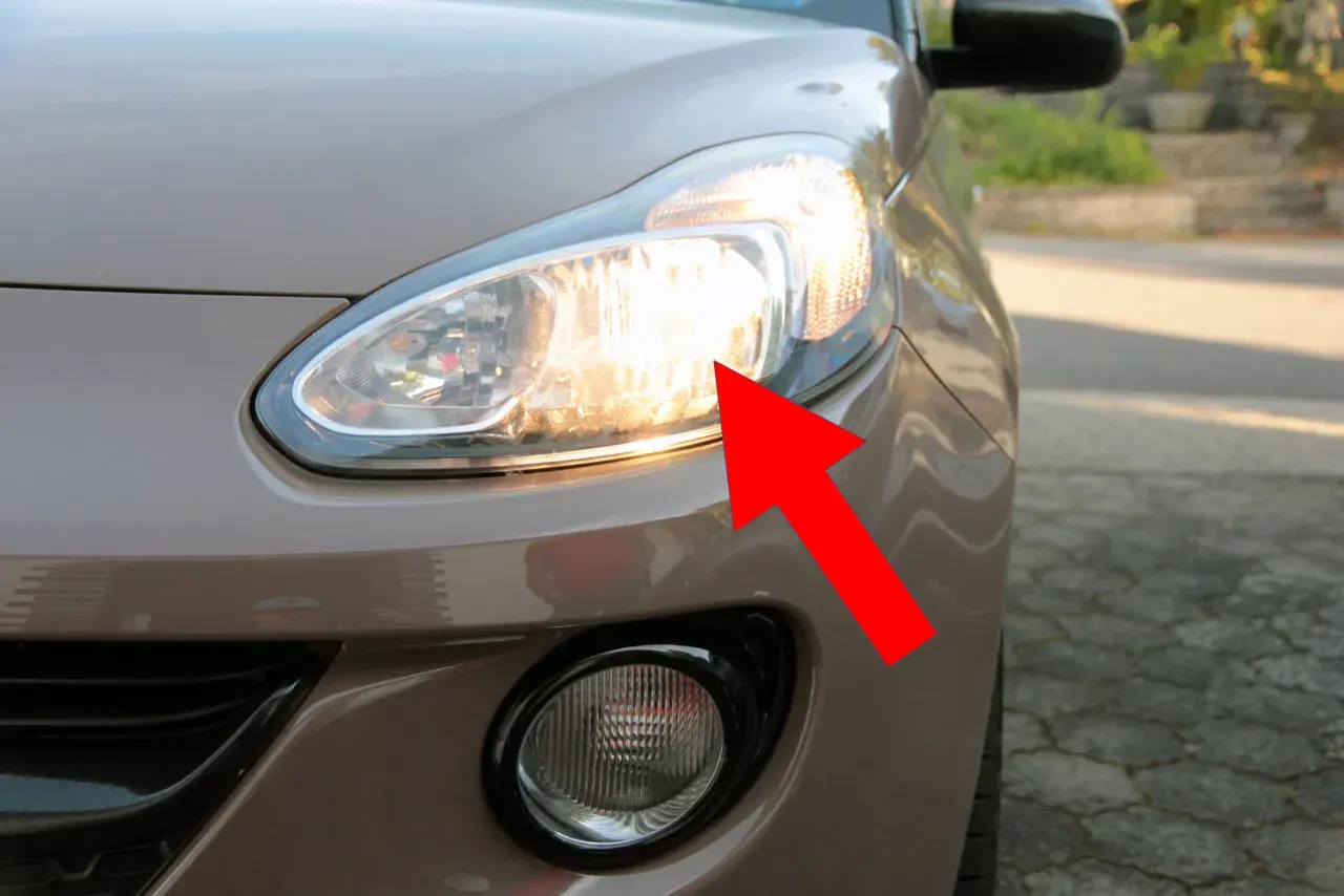 Roter Pfeil zeigt auf das Abblendlicht des Opel Adam. Hier erfahren Sie, wie Sie das Abblendlicht wechseln.