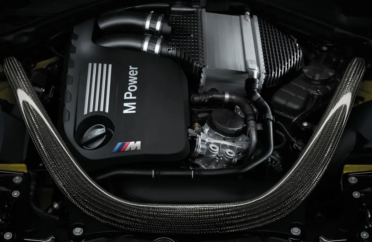 BMW M4 S55 Motor mit Carbon-Strebe und Ladeluftkühler.