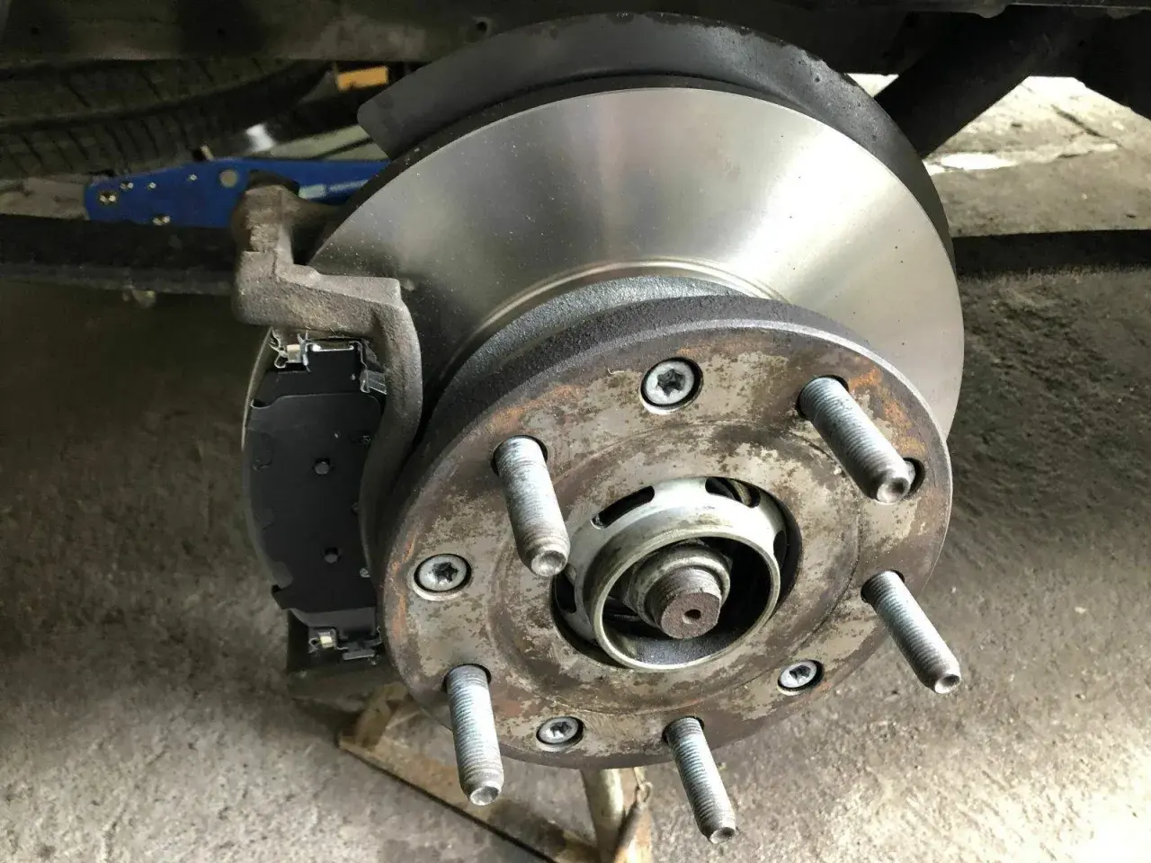 Neue Bremsen für den Ford Transit hinten: Bremsscheiben und Beläge sind montiert.