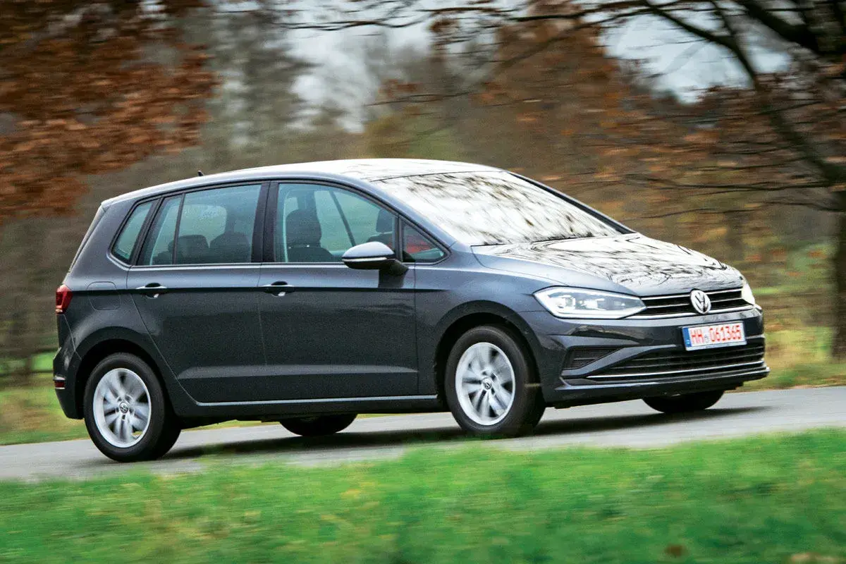 Dunkelgrauer VW Golf Sportsvan fährt auf einer Landstraße. Probleme mit dem Auto sind nicht ersichtlich.