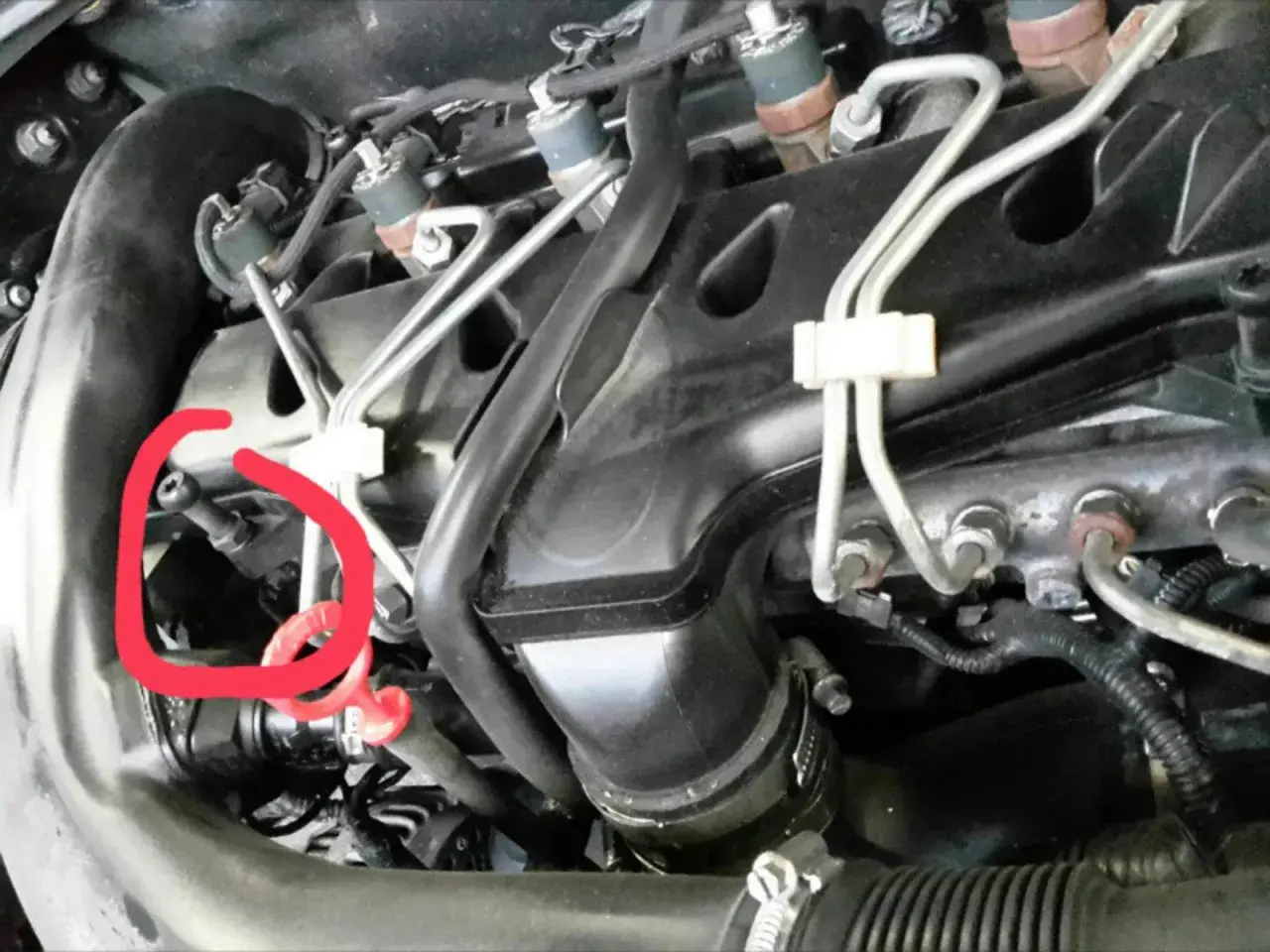 Volvo XC60 Motorsystem: Wartung erforderlich. Roter Kreis markiert eine Komponente, die Aufmerksamkeit benötigt.