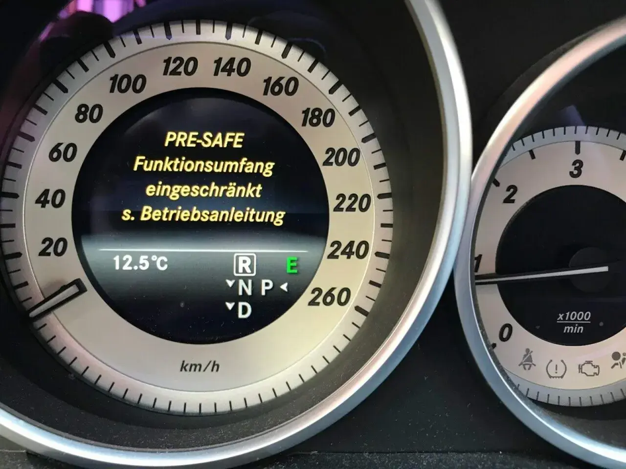 PRE-SAFE Funktionsumfang eingeschränkt. Die Fahrdynamikregelung (ESC) ist möglicherweise beeinträchtigt. Siehe Betriebsanleitung.