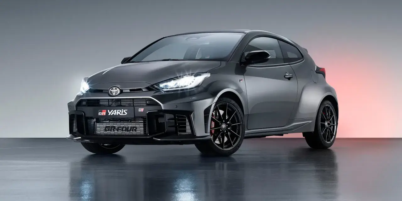 Sportlicher Toyota Yaris GR FOUR in Grau, mit aggressiver Front und leistungsstarken Scheinwerfern.