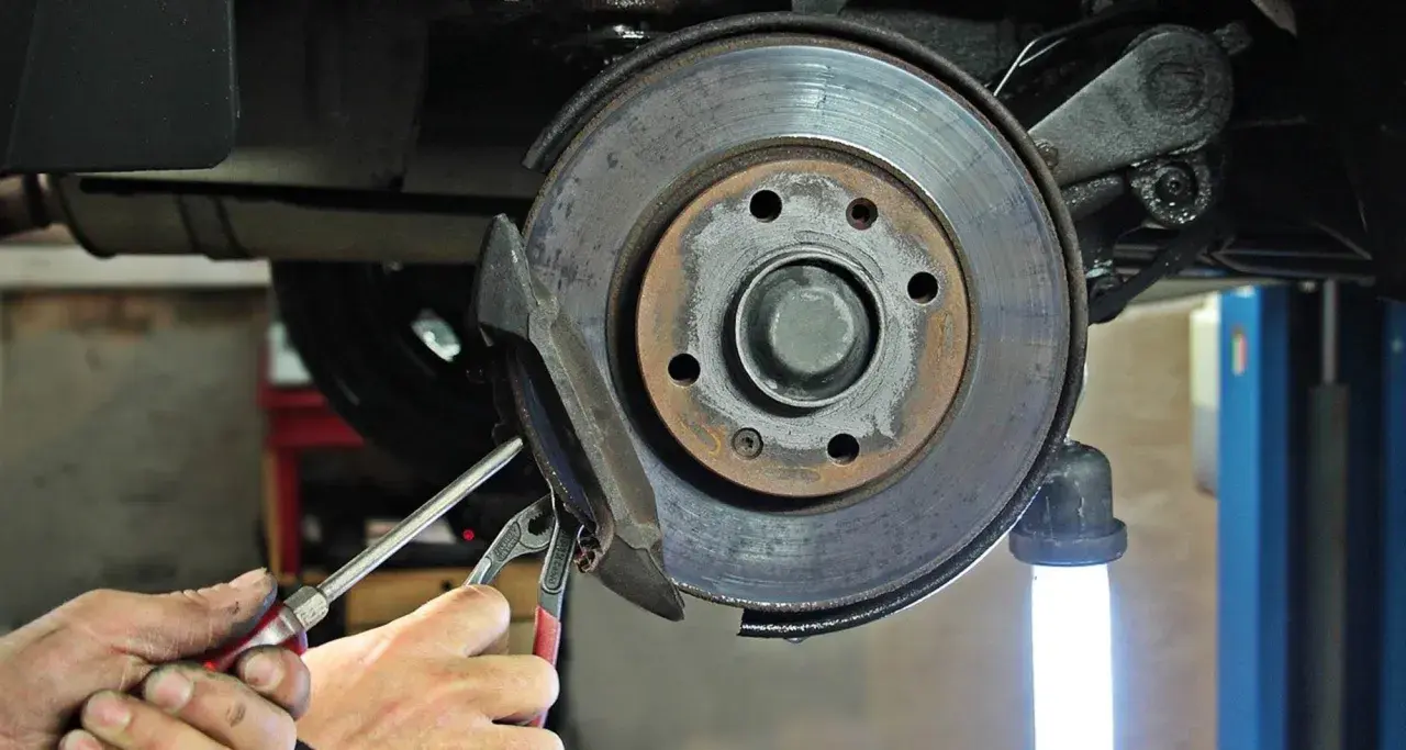 Mechaniker repariert Auto-Bremse. Bald kein Quietschen mehr!